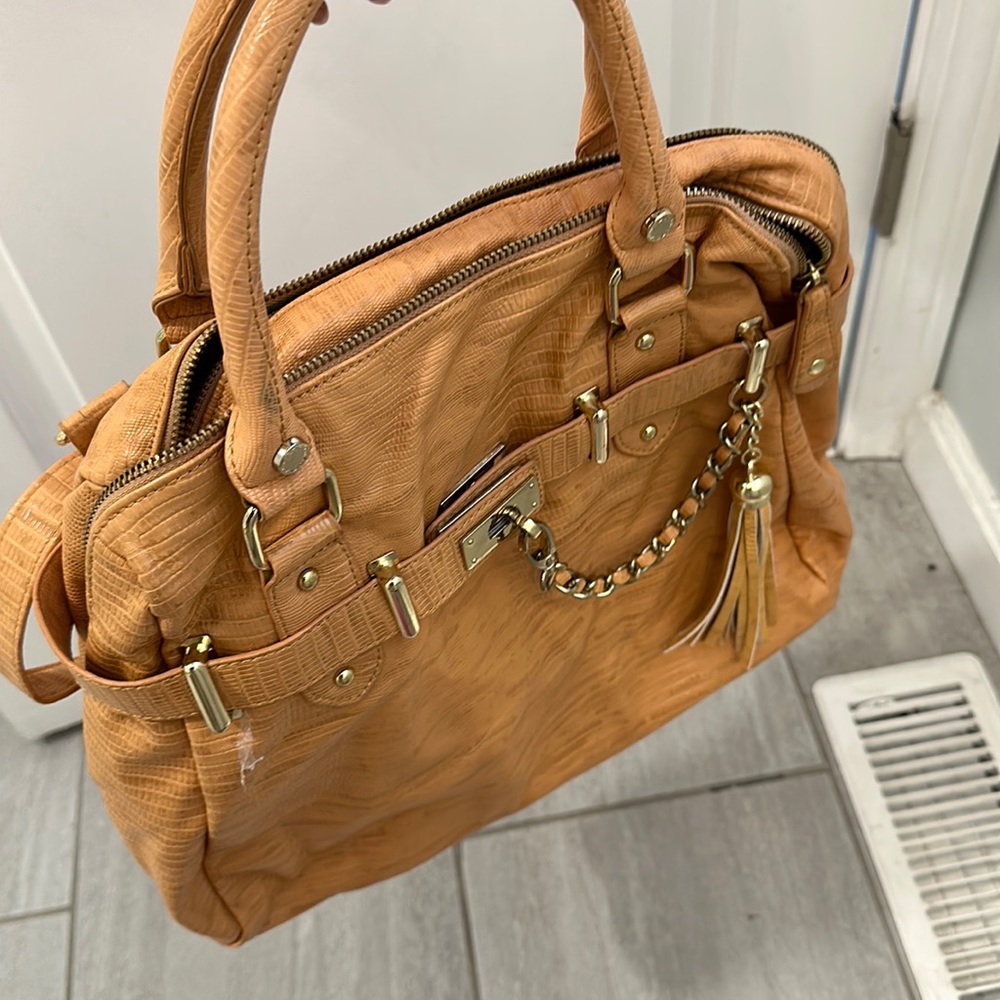 Steve Madden Tan color hand bag which can be used as a crossbody also